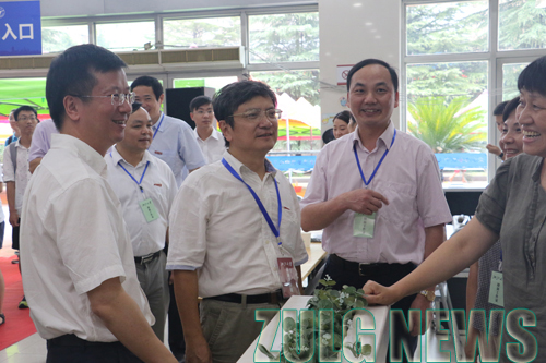 1504063794480191.jpg 邹晓东看望迎新后勤人员.jpg